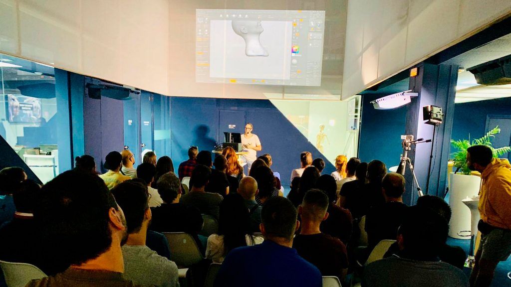 Ponente dando una masterclass con proyección en la esculea