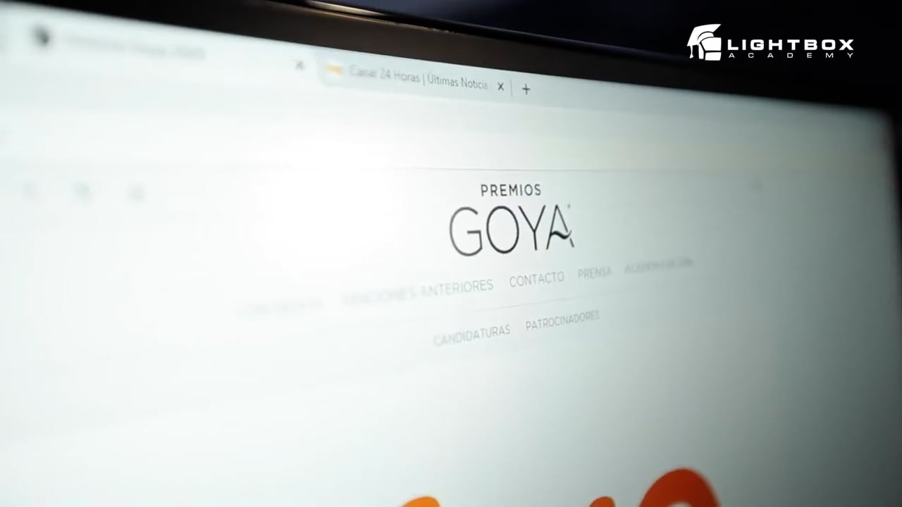 Pantalla de ordenador mostrando la web oficial de los Premios Goya, con el texto central “Premios Goya” en fondo blanco desenfocado.
