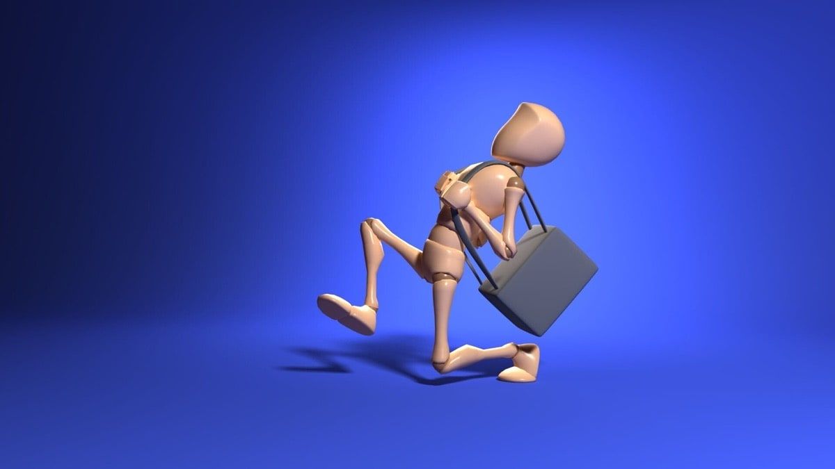 Maniquí articulado 3D en pose dinámica cargando una maleta sobre fondo azul degradado