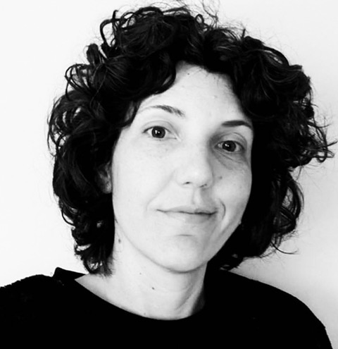 Retrato artístico en blanco y negro de una persona con cabello corto y rizado, sobre fondo claro.
