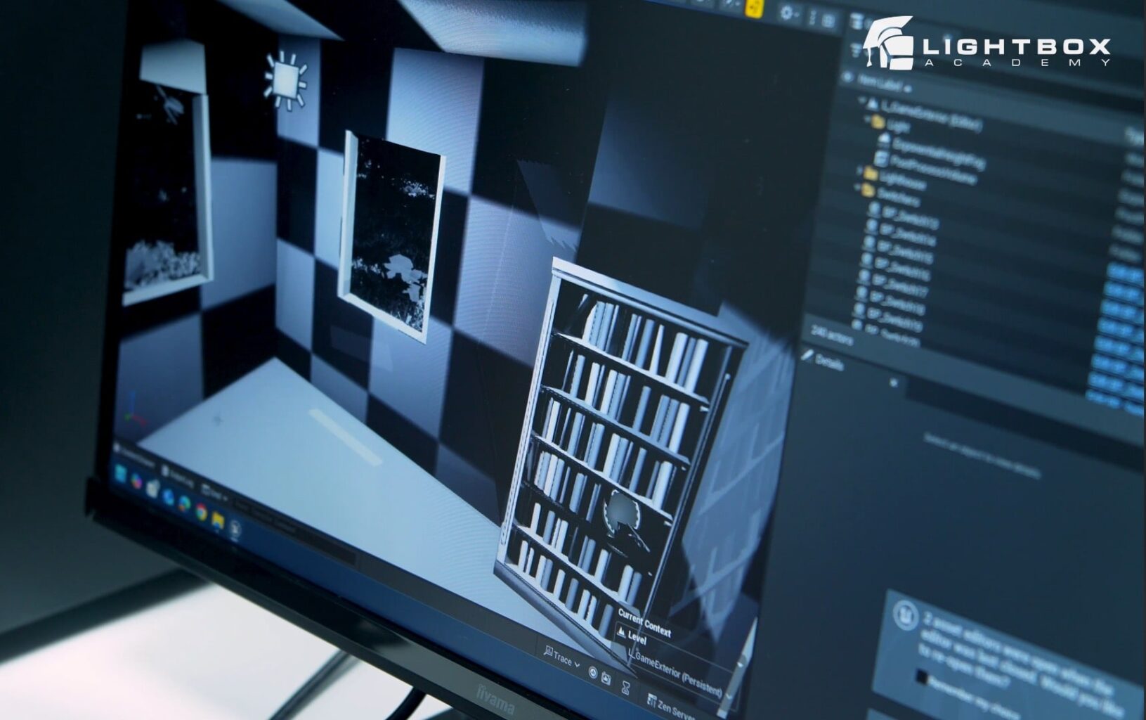 Monitor mostrando una escena 3D en blanco y negro con estantería y ventanas dentro de un motor gráfico en Lightbox.