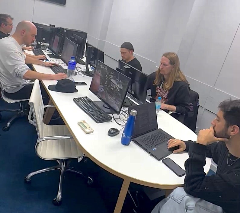 Equipo de profesorers trabajando Con Marvelous Designer