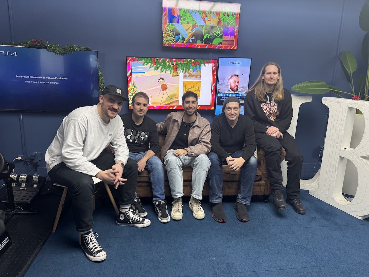 Equipo de seis personas del Máster en Diseño de Vestuario 3D sentado en un sofa con pantallas detras con reels de la escuela