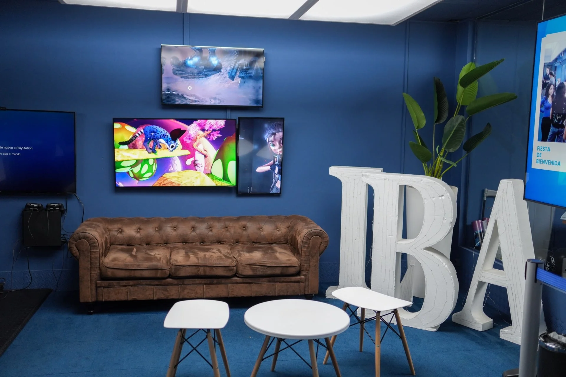 Zona creativa de Lightbox Academy con pantallas mostrando proyectos de animación 3D y videojuegos