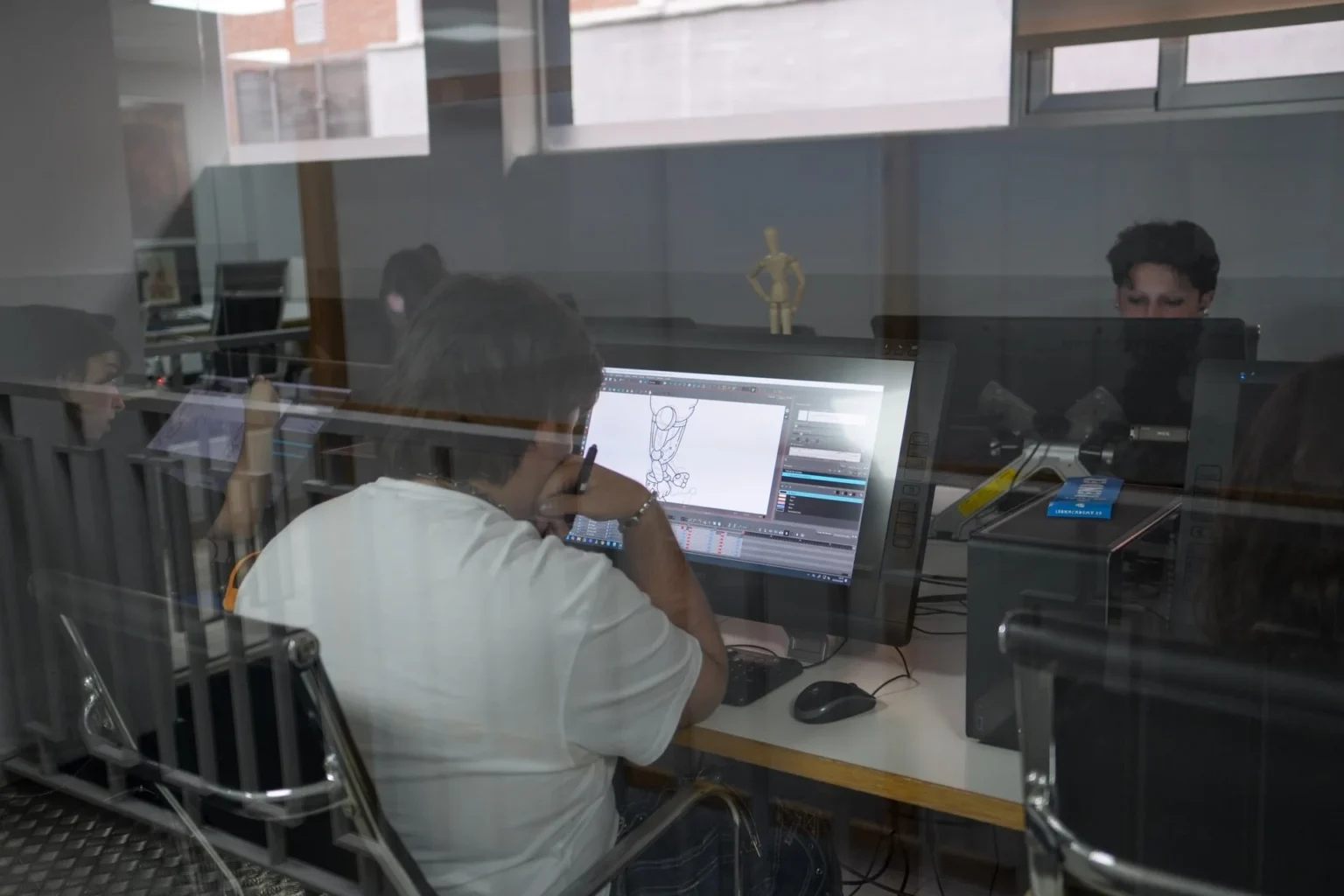 Alumno trabajando en proyecto de animación digital con tableta gráfica en Lightbox Academy