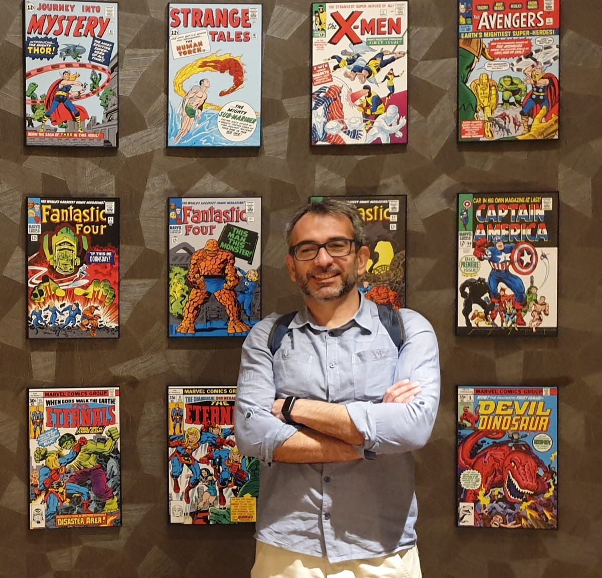 edro Pablo Picazo posando frente a una colección de cómics clásicos de Marvel, referencia visual a su trayectoria como guionista y creador de historias para animación y audiovisual.