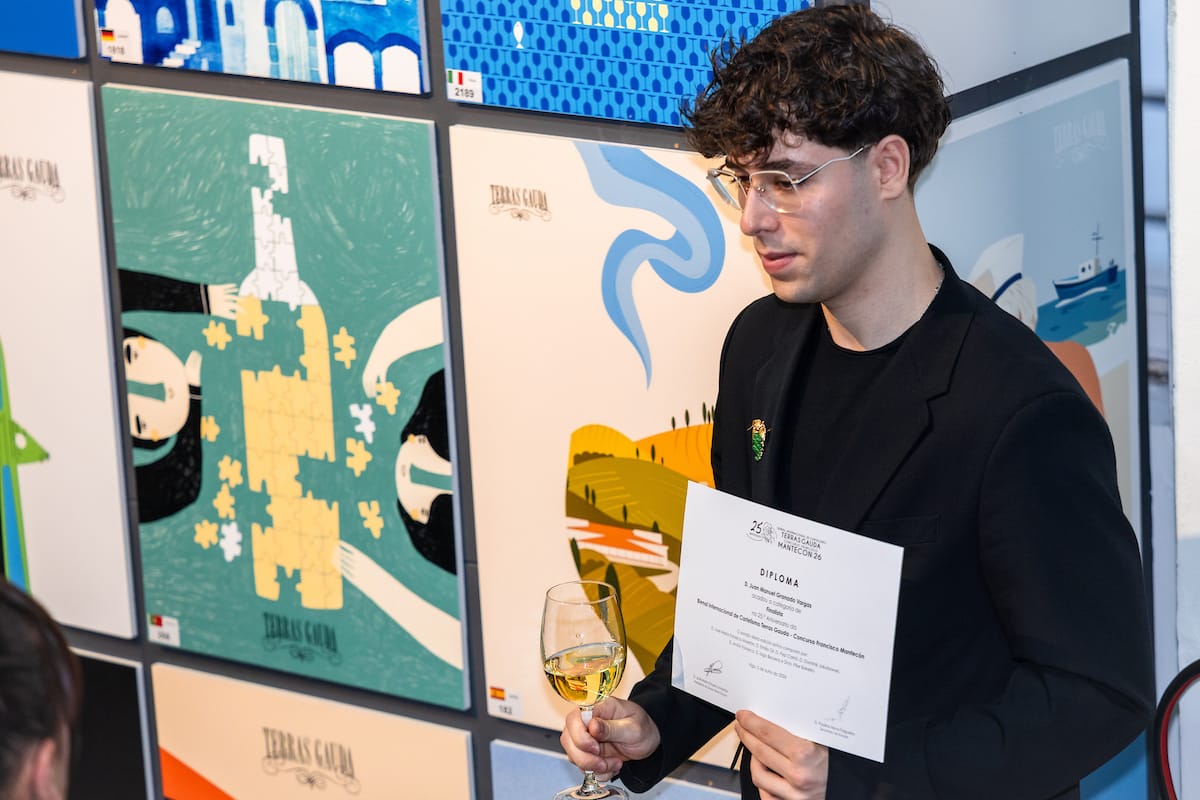 Juan Manuel, alumno del Máster en Diseño Gráfico de Lightbox Academy, recibe su diploma como finalista del Concurso Francisco Mantecón de Bodegas Terras Gauda.