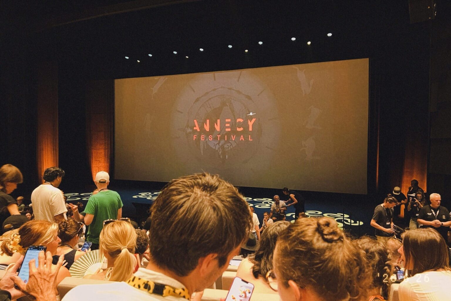 Sala de proyección del Festival Internacional de Cine de Animación de Annecy antes del comienzo de una sesión oficial