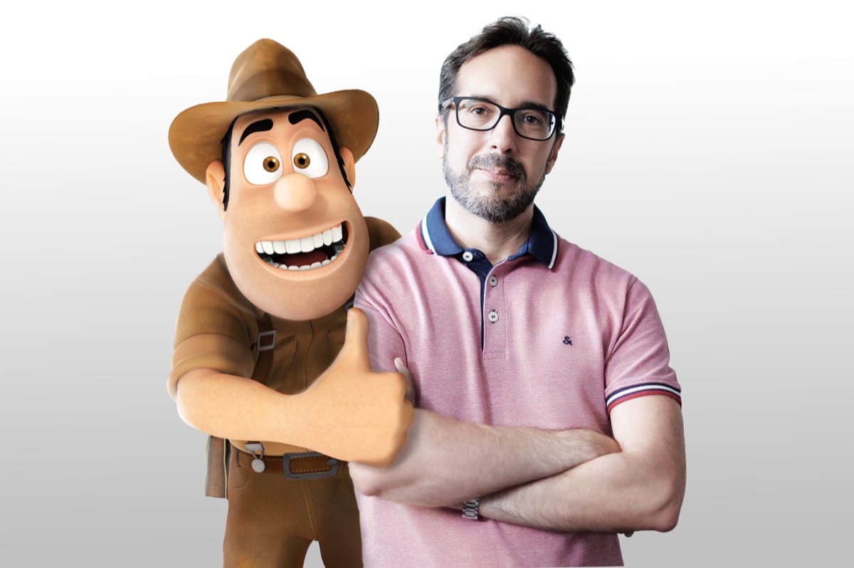 Enrique Gato posa junto al personaje Tadeo Jones durante la producción de Tadeo Jones y la Lámpara Maravillosa en Lightbox Animation Studios.